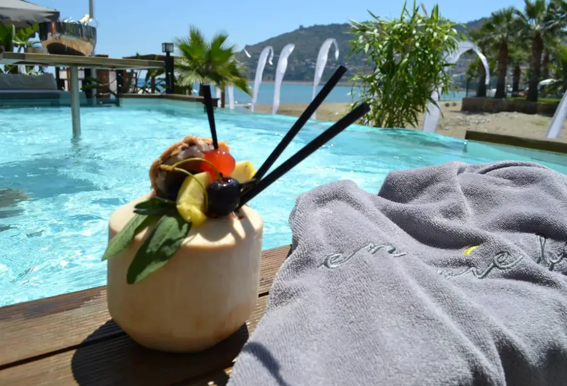 Basen w hotelu En Vie Beach Boutique
