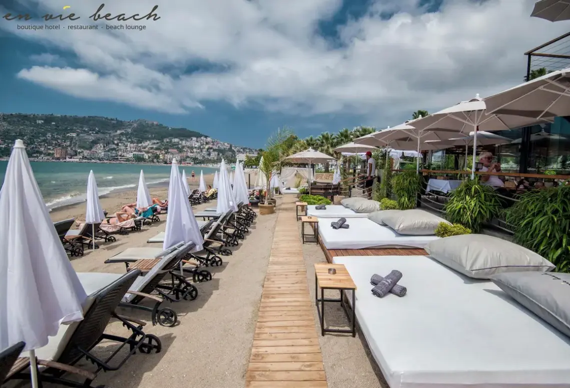 Plaża przy hotelu En Vie Beach Boutique