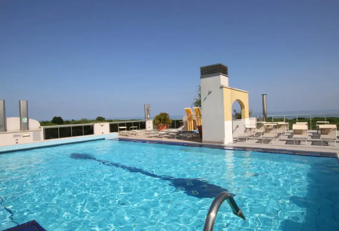 Basen w hotelu Eraclea Palace (Eraclea Mare)
