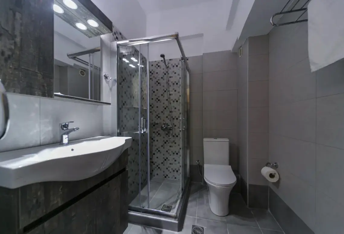 Łazienka w pokoju hotelu Erato (Gournes)