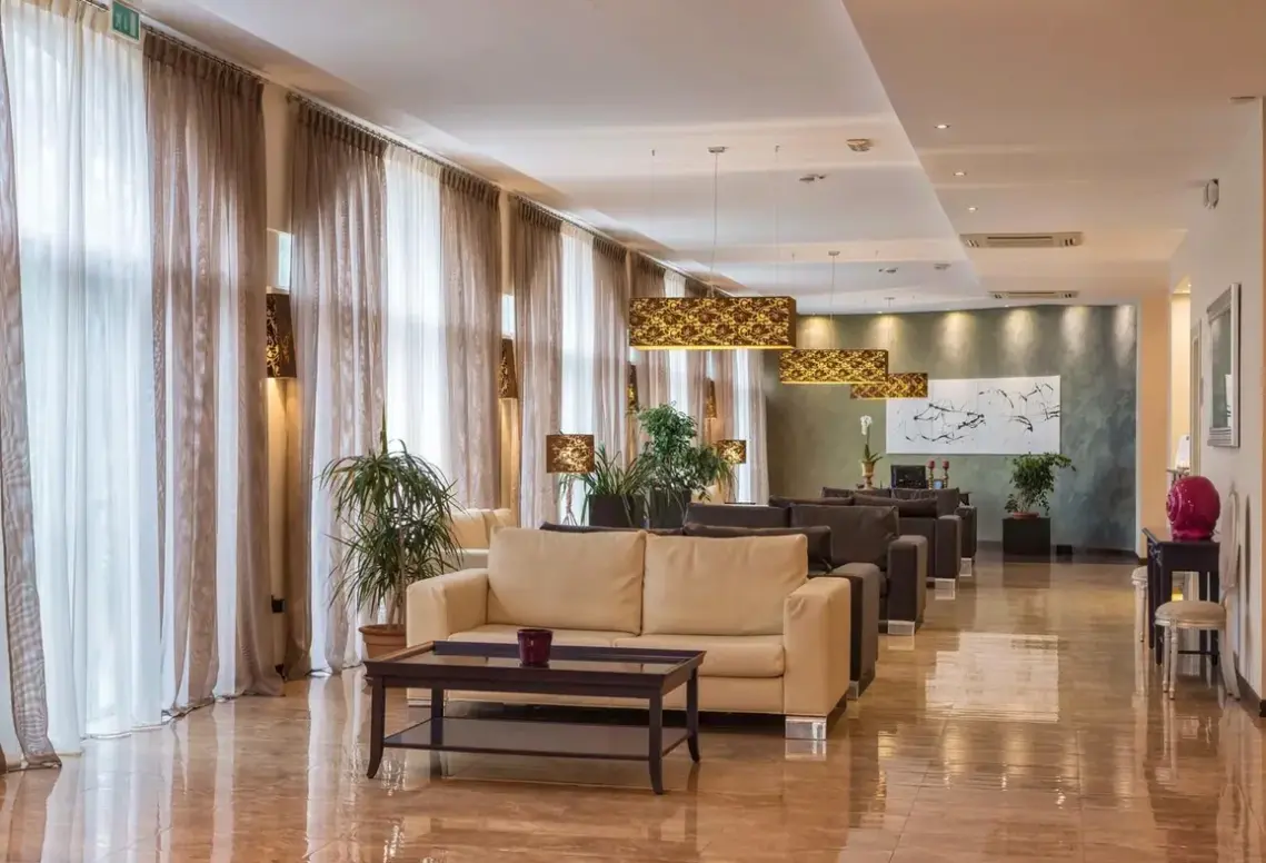 Lobby hotelu For You