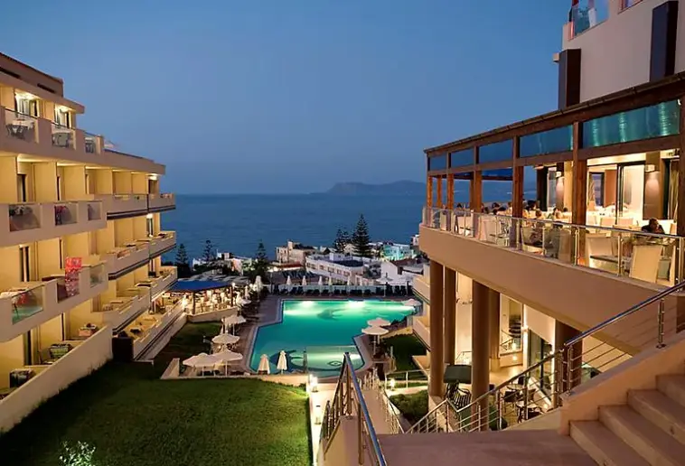 Basen w hotelu Galini Sea View (Agia Marina)