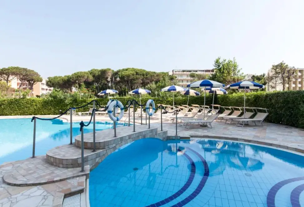 Basen w hotelu Grand Gallia