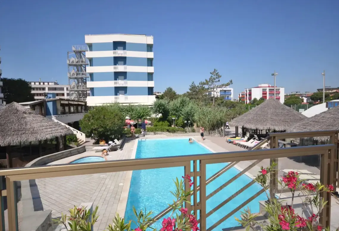 Basen w hotelu Grand Hotel Azzurra Club
