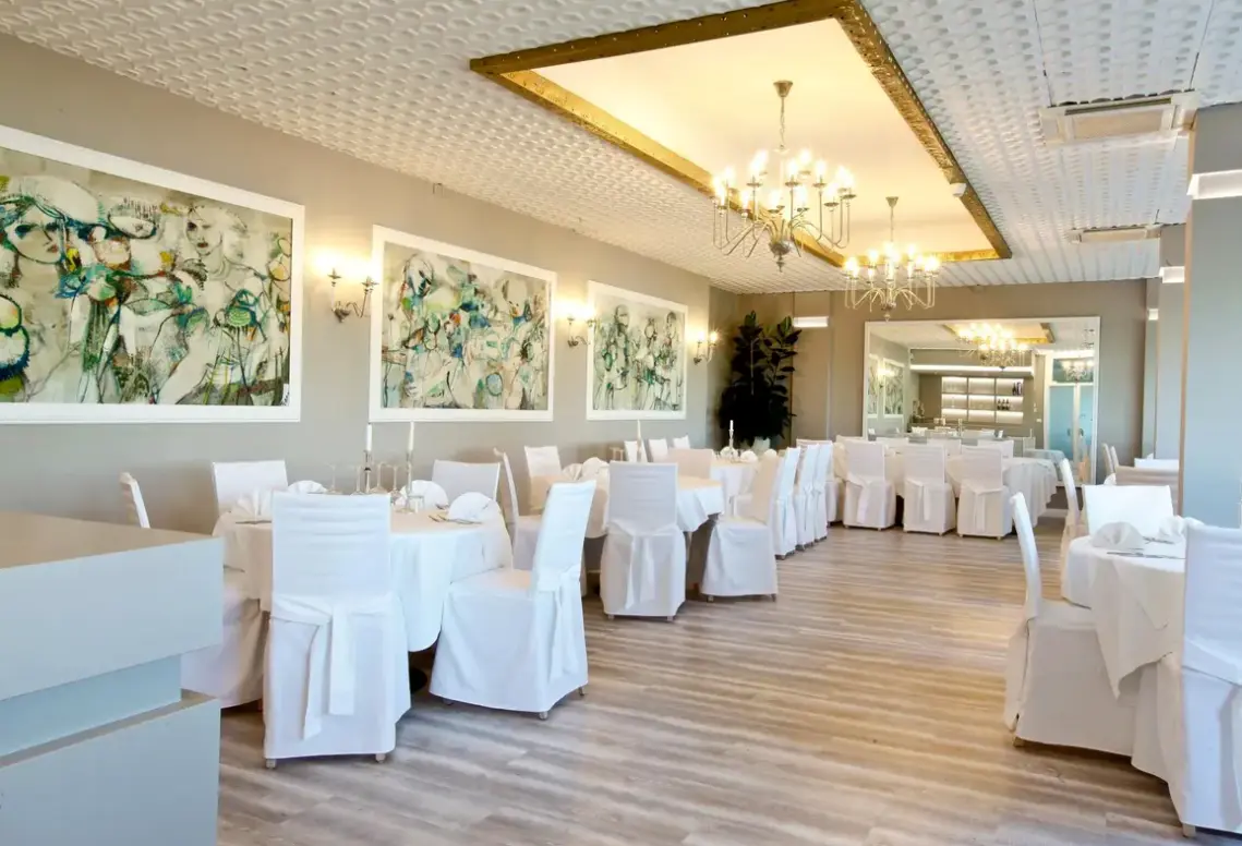 Restauracja i jedzenie w hotelu Grand Hotel Azzurra Club