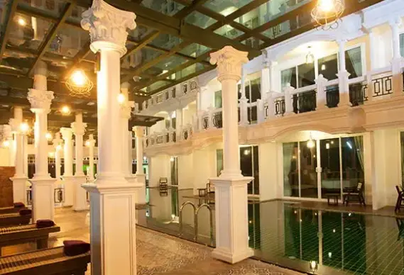Basen w hotelu Grand Supicha City