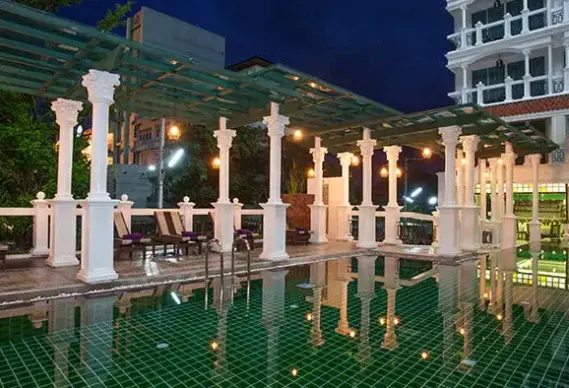 Basen w hotelu Grand Supicha City