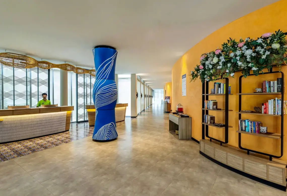 Lobby hotelu Ibis Styles Goa Vagator