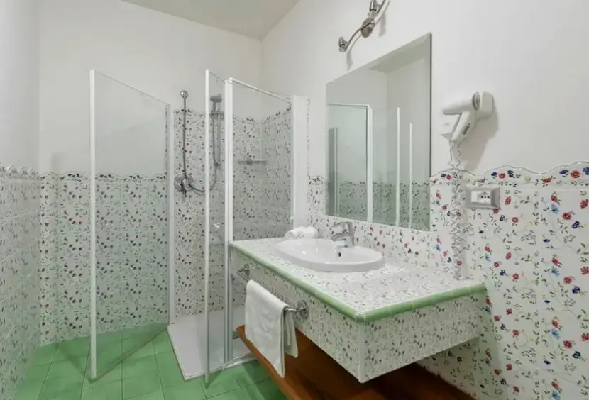 Łazienka w pokoju hotelu Internazionale (Torri del Benaco)
