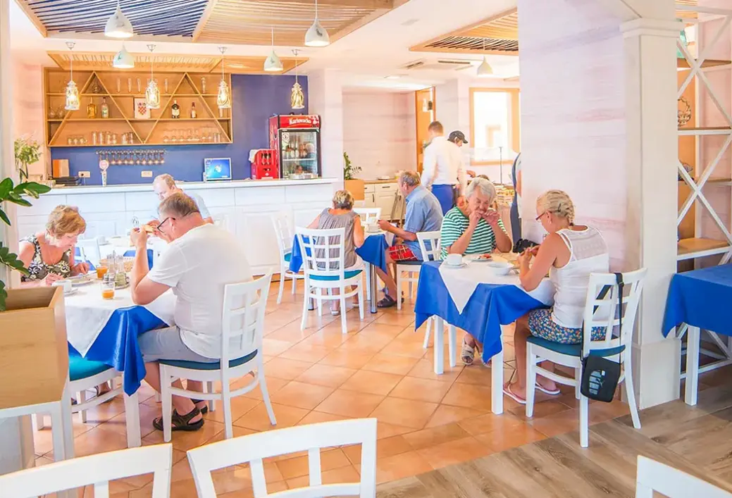Restauracja i jedzenie w hotelu Ivando