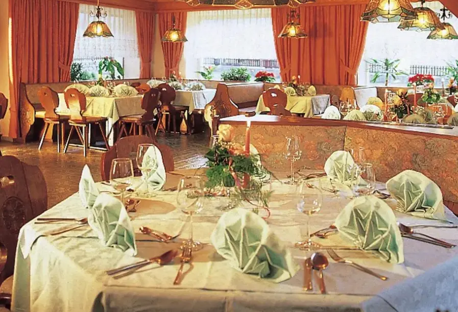 Restauracja i jedzenie w hotelu Jagerhof (Feichten)