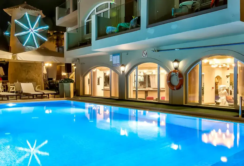 Basen w hotelu Kalyves Beach