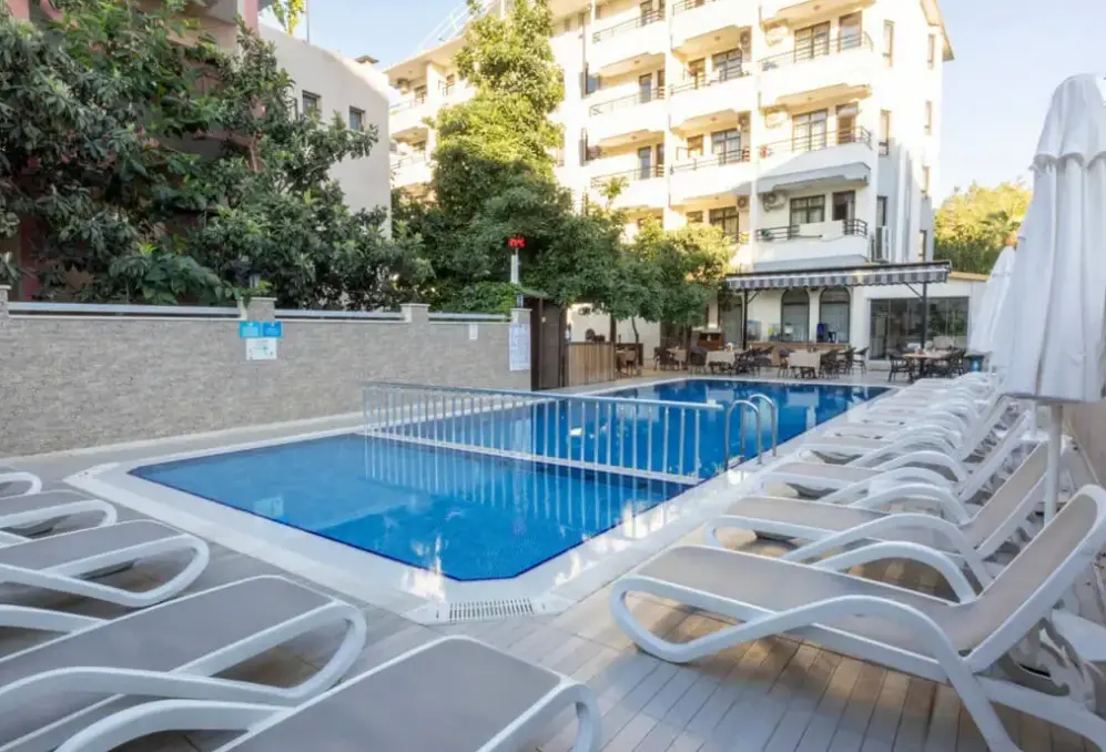 Basen w hotelu Kandelor