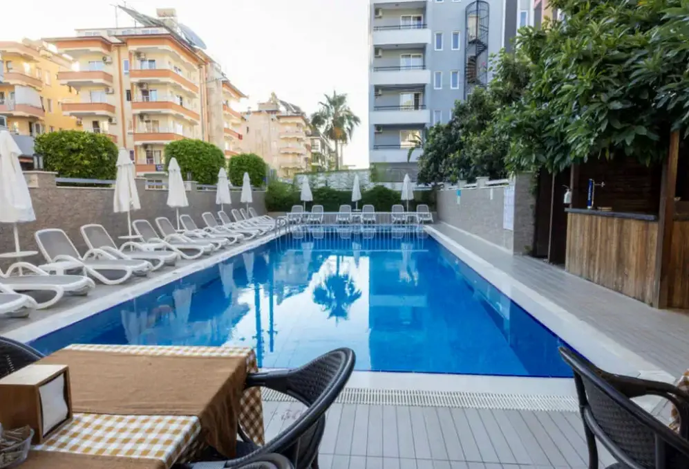 Basen w hotelu Kandelor