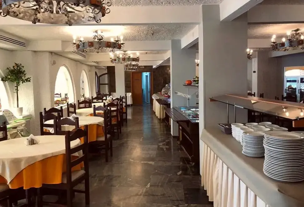 Restauracja i jedzenie w hotelu Karteros
