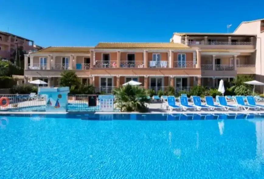 Basen w hotelu Kavos Plaza (Corfu)