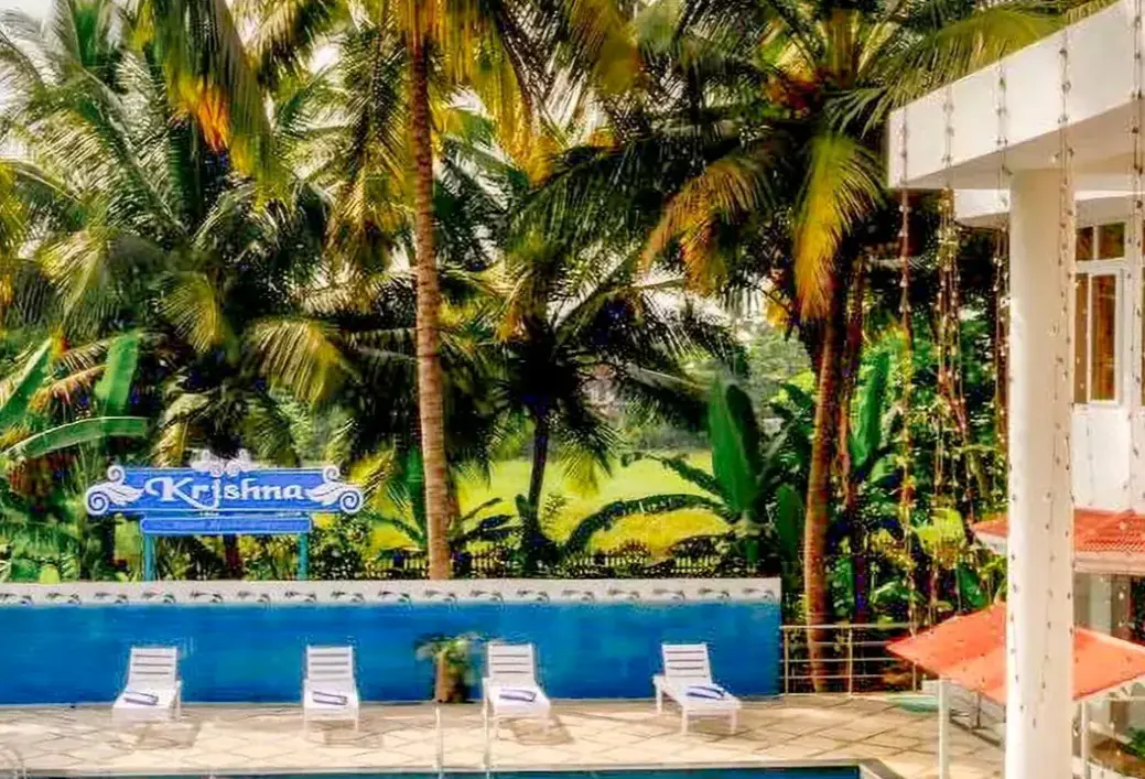 Basen w hotelu Krishna Beach Resort
