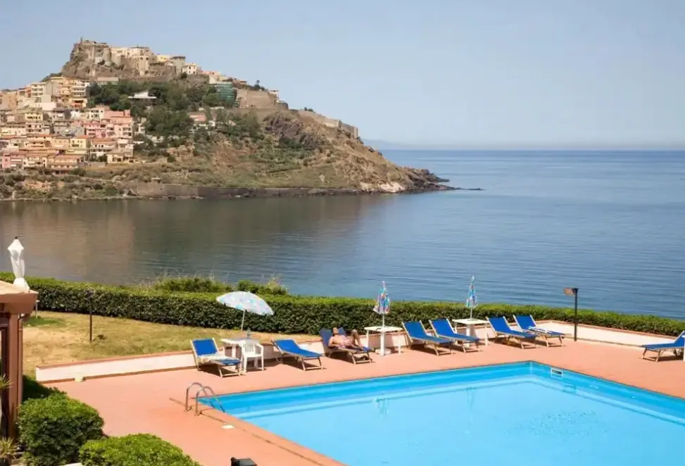 Basen w hotelu La Baia (Castelsardo)