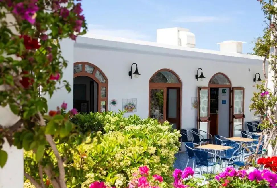 Plaża przy hotelu La Mandorla