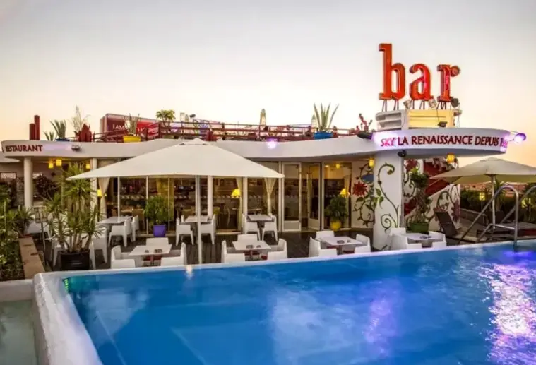 Basen w hotelu La Renaissance