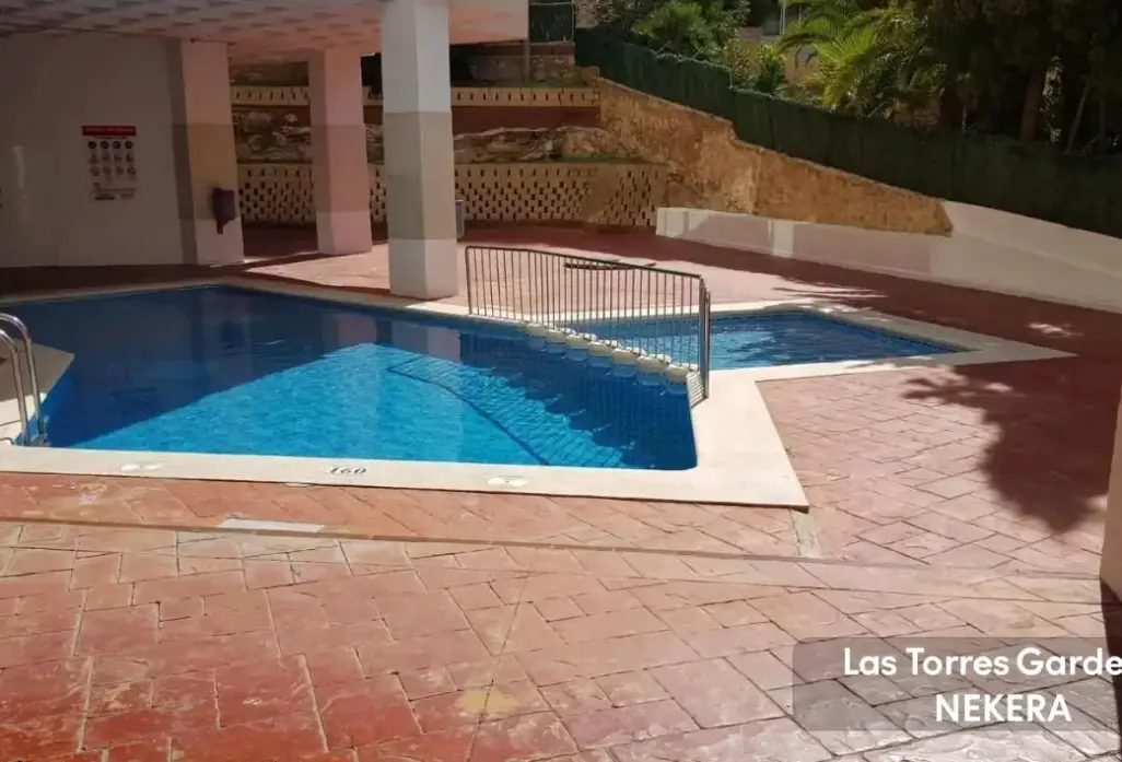 Basen w hotelu Las Torres Gardens
