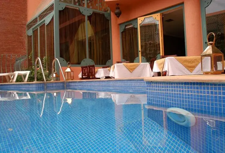 Basen w hotelu Le Caspien