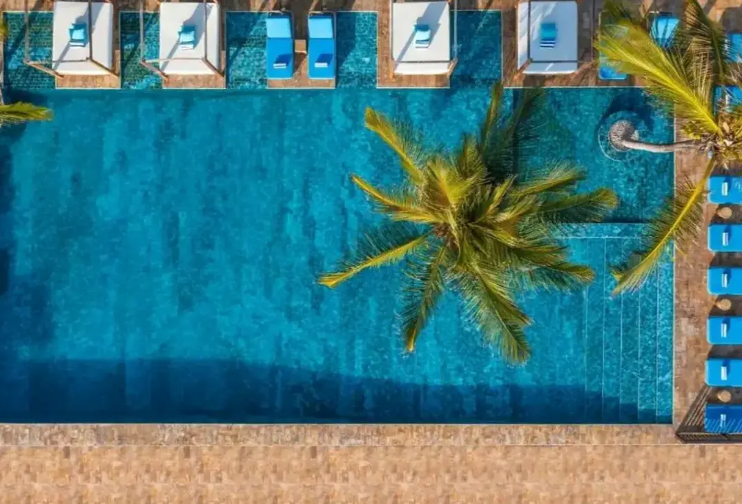 Basen w hotelu Le Mersenne Beach Resort