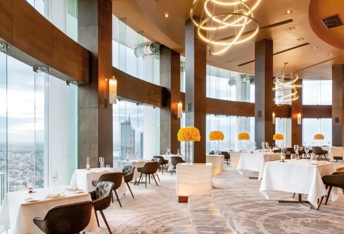 Restauracja i jedzenie w hotelu Lebua at State Tower