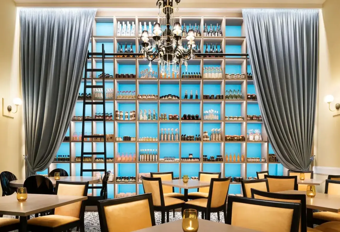 Restauracja i jedzenie w hotelu Legacy Gastro Suites
