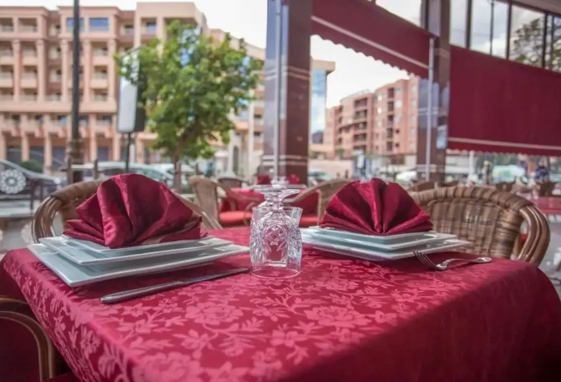 Restauracja i jedzenie w hotelu Les Ambassadeurs