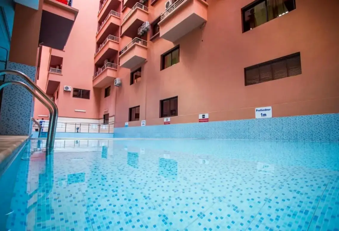 Basen w hotelu Les Ambassadeurs