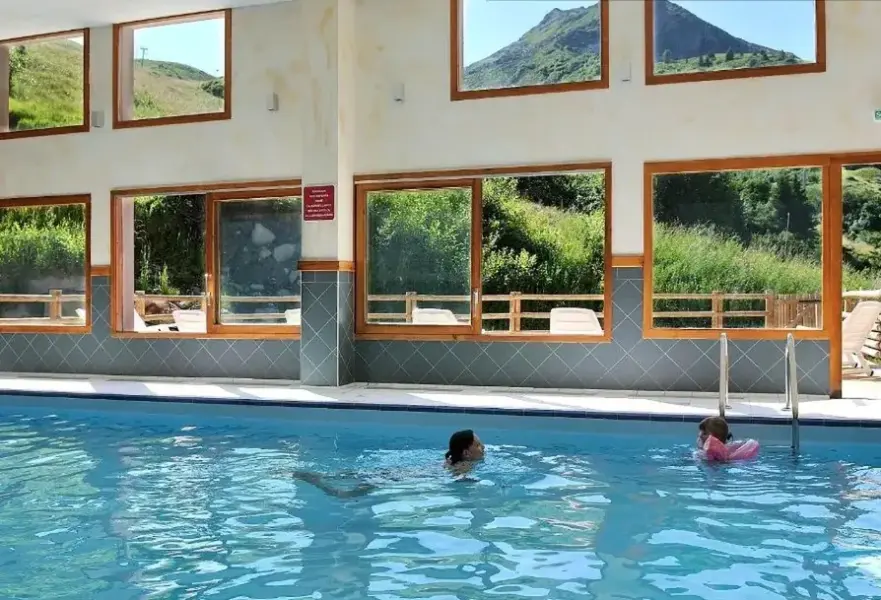 Basen w hotelu Les Hauts de Valmeinier
