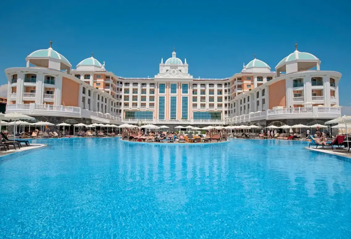 Basen w hotelu Litore Resort & Spa