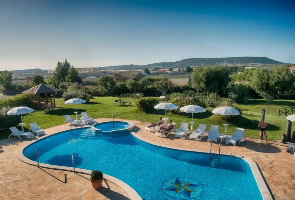 Basen w hotelu Lu (Carbonia)