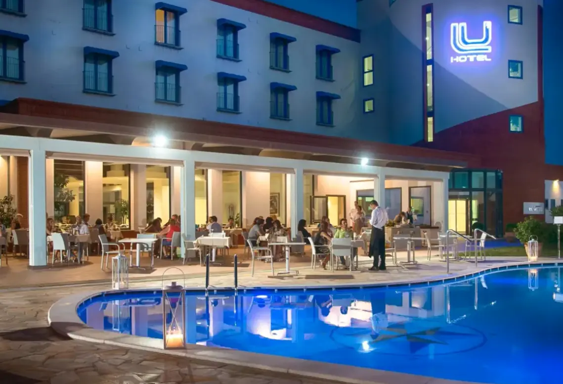 Basen w hotelu Lu (Carbonia)