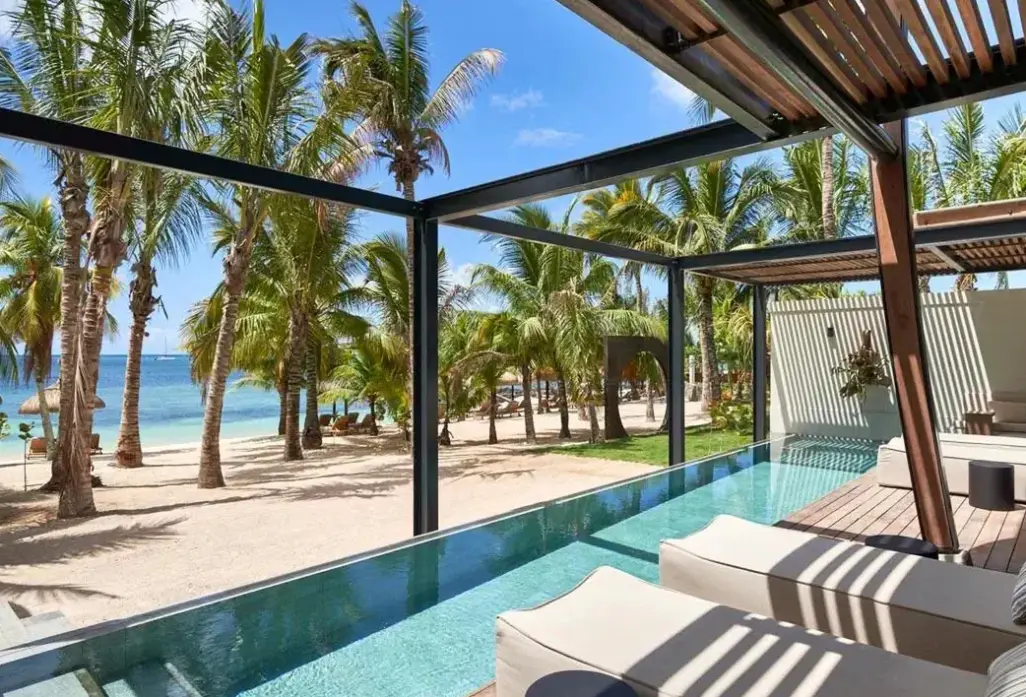 Basen w hotelu Lux Grand Baie Resort & Residences (ex. Merville Beach)
