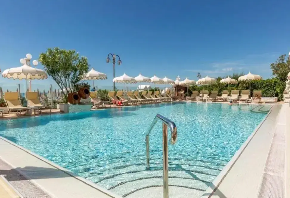 Basen w hotelu Luxor & Cairo