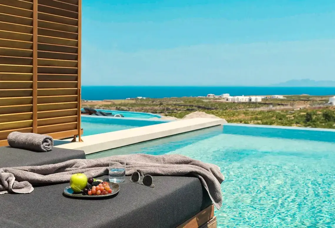 Basen w hotelu Magma Santorini Resort