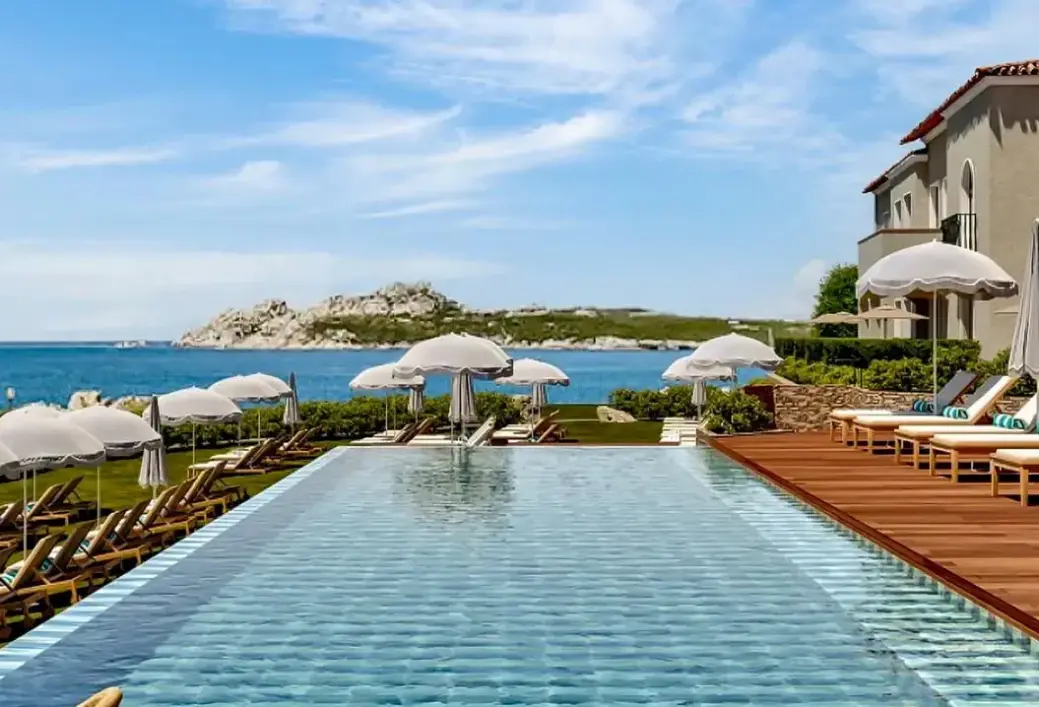 Basen w hotelu Mangias Santa Teresa Curio Collection By Hilton (ex Club Cala Blu)