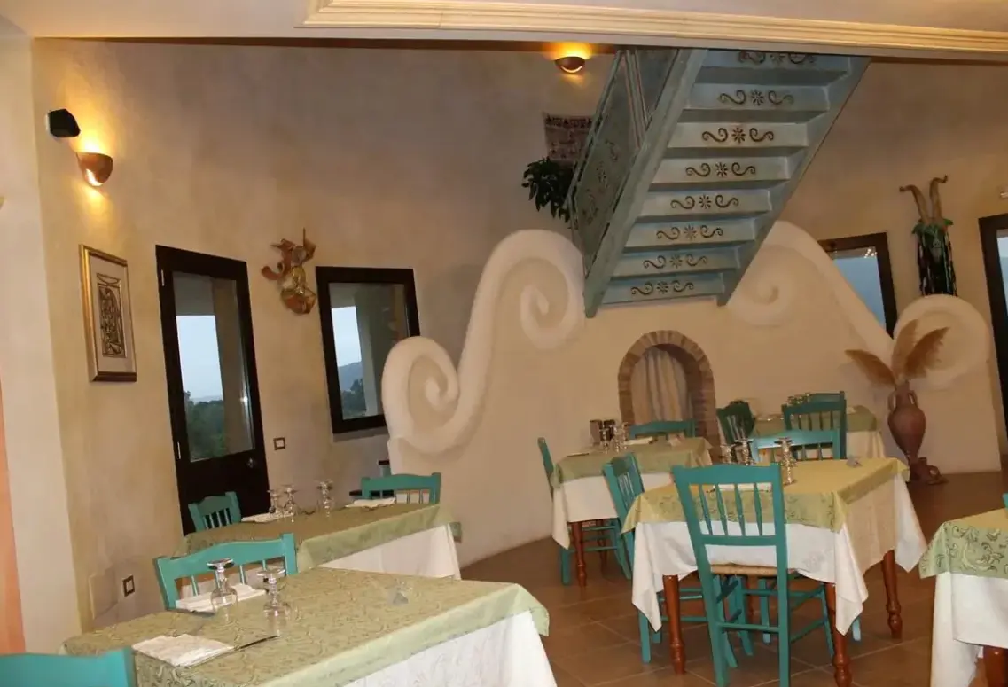 Restauracja i jedzenie w hotelu Maria Caderina Green Village