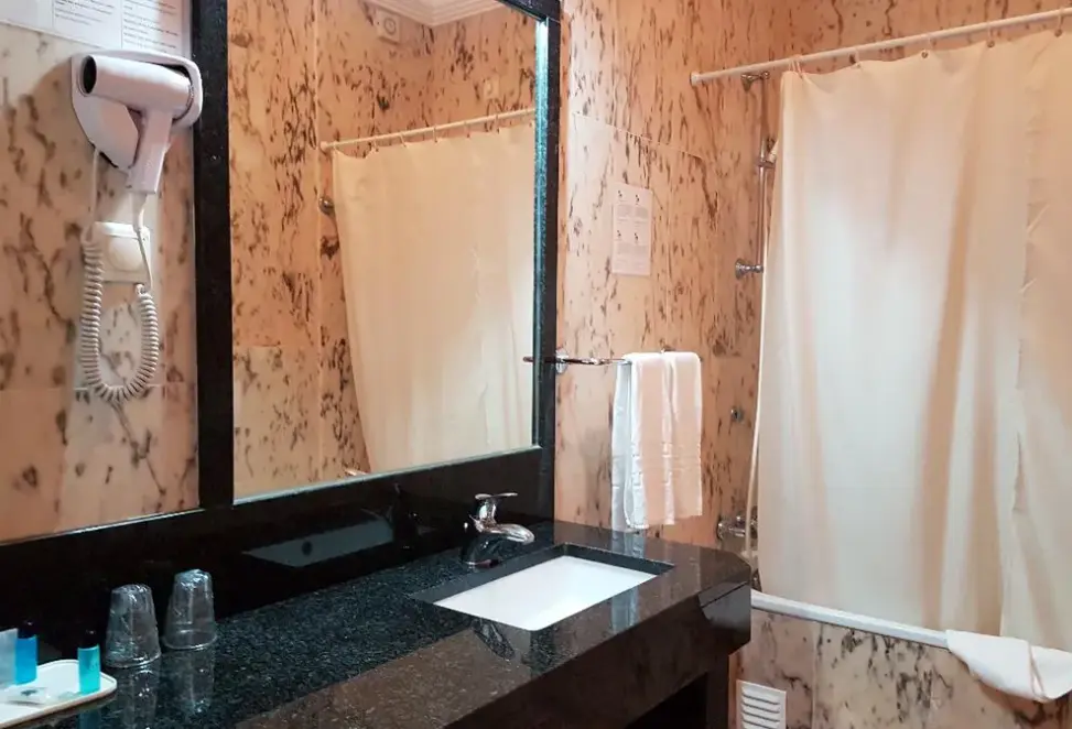 Łazienka w pokoju hotelu Maritur