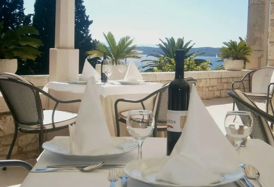 Restauracja i jedzenie w hotelu Moeesy, Blue & Green Oasis (Hvar)