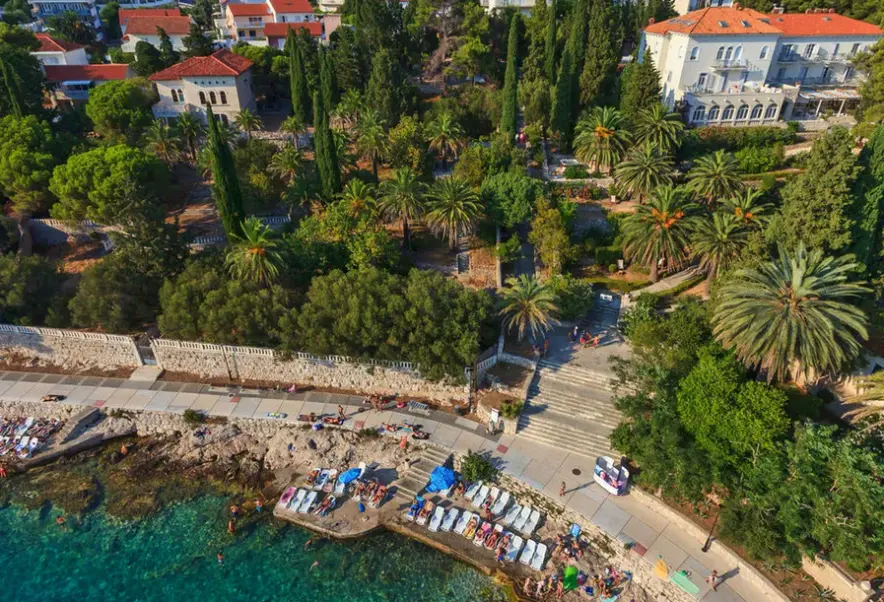 Plaża przy hotelu Moeesy, Blue & Green Oasis (Hvar)