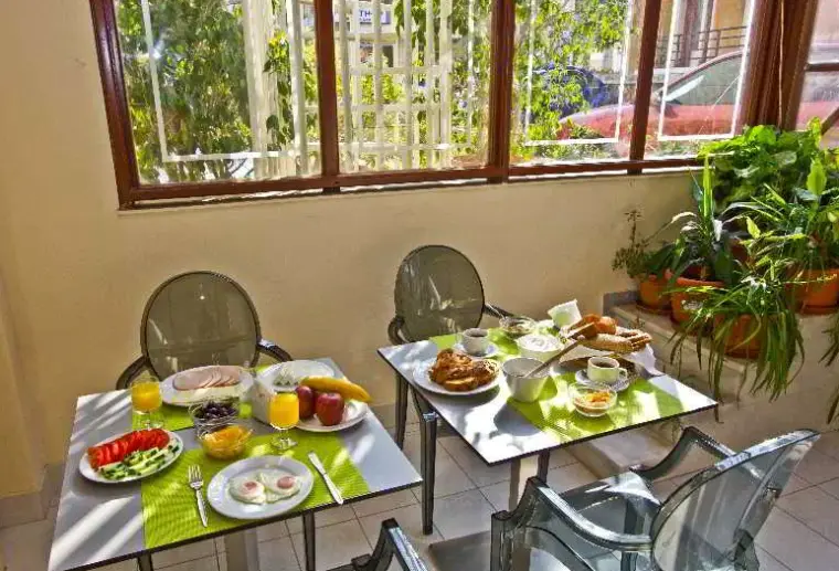 Restauracja i jedzenie w hotelu Nafsika