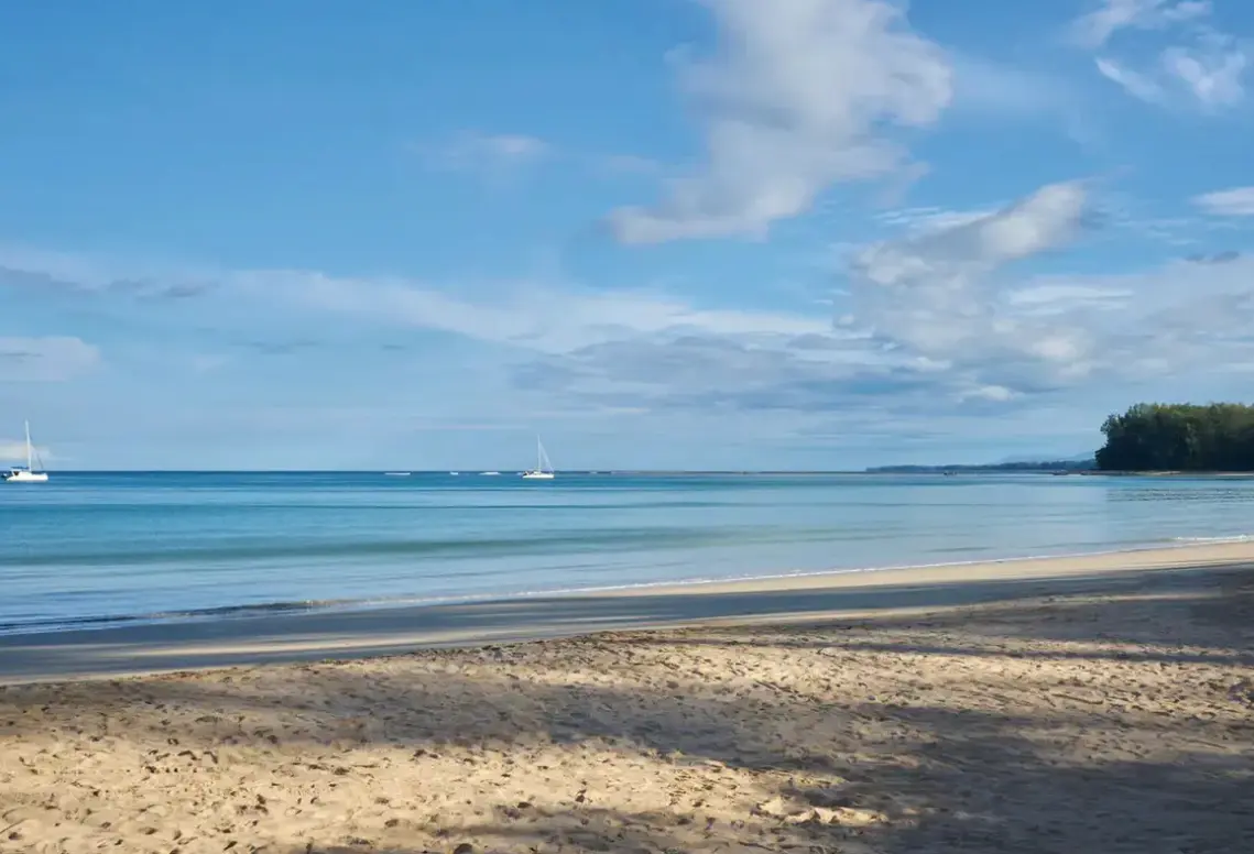 Plaża przy hotelu Nai Yang Beach Resort