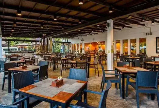 Restauracja i jedzenie w hotelu Nai Yang Beach Resort