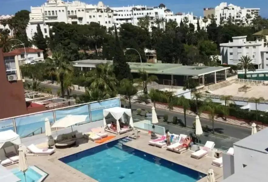 Basen w hotelu Natursun