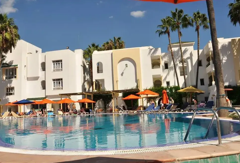 Basen w hotelu Nesrine