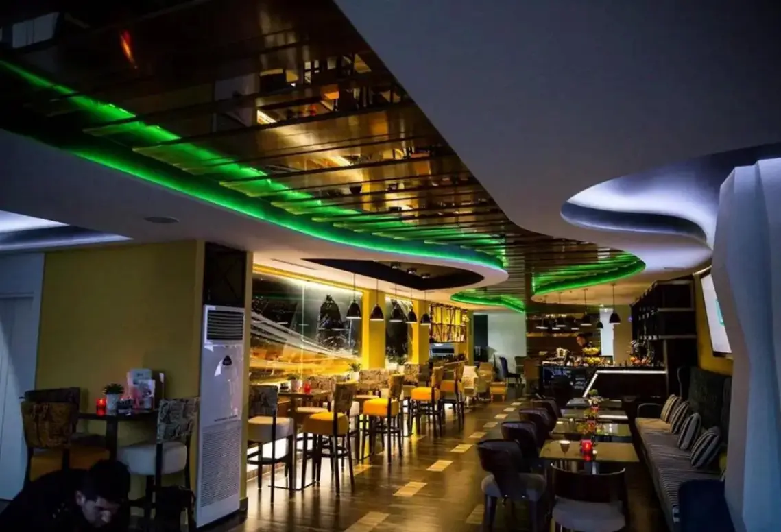 Restauracja i jedzenie w hotelu New W