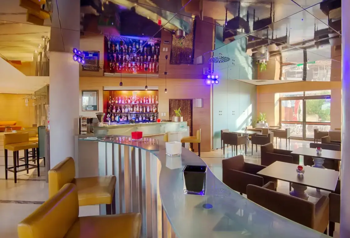 Restauracja i jedzenie w hotelu NH Bologna Villanova